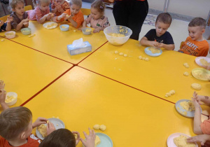 Zabawy z użyciem "dynioliny".