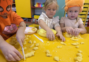 Zabawy z użyciem "dynioliny".