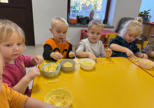 Zabawy z użyciem "dynioliny".