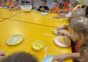 Zabawy z użyciem "dynioliny".