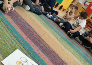 Poznajemy ząbek czosnku - jego wygląd i zapach.