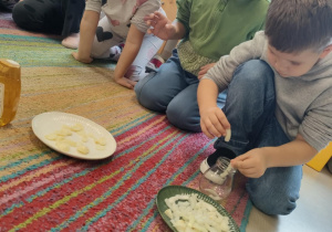 Domowy, naturalny syrop z cebuli, czosnku i miodu - zajęcia kulinarne wśród dzieci z grupy "Pszczółek".