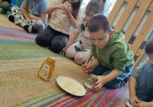 Domowy, naturalny syrop z cebuli, czosnku i miodu - zajęcia kulinarne wśród dzieci z grupy "Pszczółek".