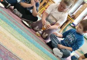 Domowy, naturalny syrop z cebuli, czosnku i miodu - zajęcia kulinarne wśród dzieci z grupy "Pszczółek".