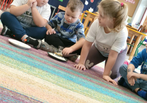 Domowy, naturalny syrop z cebuli, czosnku i miodu - zajęcia kulinarne wśród dzieci z grupy "Pszczółek".