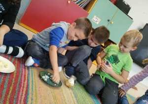 Domowy, naturalny syrop z cebuli, czosnku i miodu - zajęcia kulinarne wśród dzieci z grupy "Pszczółek".