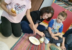 Domowy, naturalny syrop z cebuli, czosnku i miodu - zajęcia kulinarne wśród dzieci z grupy "Pszczółek".