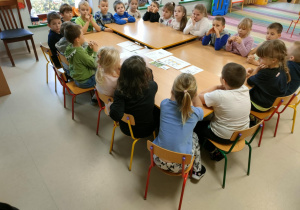 Słuchamy czosnkowych ciekawostek i staramy się je zapamiętać.