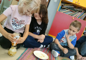 Domowy, naturalny syrop z cebuli, czosnku i miodu - zajęcia kulinarne wśród dzieci z grupy "Pszczółek".