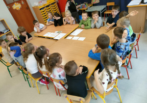 Słuchamy czosnkowych ciekawostek i staramy się je zapamiętać.