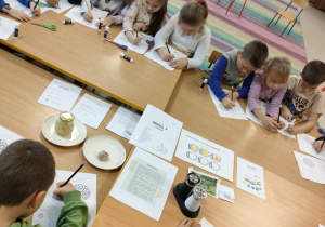 Wykonanie czosnkowych kart pracy, a w nich malowanie solą czosnkową.