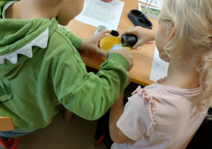 Łączymy sól i czosnek granulowany, tworząc sól czosnkową.