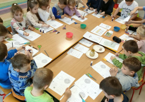 Wykonanie czosnkowych kart pracy, a w nich malowanie solą czosnkową.