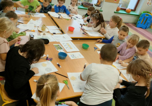 Wykonanie czosnkowych kart pracy, a w nich malowanie solą czosnkową.