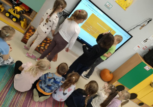 Sprawdzamy swoją wiedzę, przy wykorzystaniu quizu na ekranie multimedialnym.