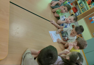 Odczytujemy składniki i przybory a pozostałe dzieci sprawdzają, czy są naszykowane.