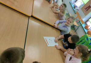 Odczytujemy składniki i przybory a pozostałe dzieci sprawdzają, czy są naszykowane.