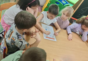 Odczytujemy składniki i przybory a pozostałe dzieci sprawdzają, czy są naszykowane.