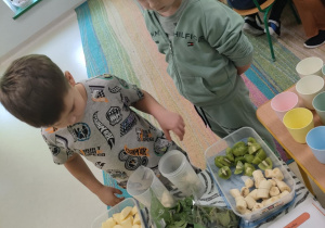 Przygotowanie "Koktajlu Shreka" wśród dzieci z grupy "Pszczółek".