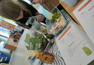 Dolewamy wody do owoców i szpinaku.