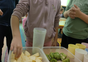 Przygotowanie "Koktajlu Shreka" wśród dzieci z grupy "Pszczółek".