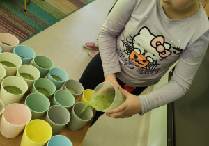 Nalewamy koktajl do kubeczków.