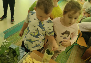 Przygotowanie "Koktajlu Shreka" wśród dzieci z grupy "Pszczółek".