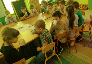 Chętne dzieci próbują smaku przygotowanego wspólnie "Koktajlu Shreka".