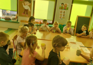 Chętne dzieci próbują smaku przygotowanego wspólnie "Koktajlu Shreka".