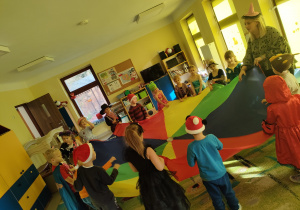 Zabawa z chustą animacyjną wśród dzieci z grupy "Motylków".