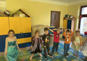 Zabawy ruchowe w ramach obchodów Dnia Postaci z Bajek!