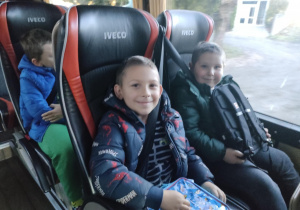 Starsze dzieci w autokarze podczas drogi do Teatru "Piccolo" w Łodzi.