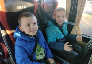 Starsze dzieci w autokarze podczas drogi do Teatru "Piccolo" w Łodzi.