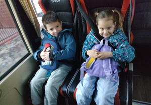 Starsze dzieci w autokarze podczas drogi do Teatru "Piccolo" w Łodzi.