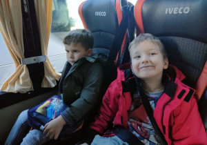 Młodsze dzieci w autokarze podczas drogi powrotnej do przedszkola.