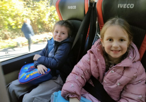 Młodsze dzieci w autokarze podczas drogi powrotnej do przedszkola.