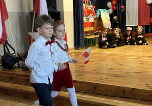 Taniec Poloneza podczas Przeglądu Artystycznego "Przedszkolaki dla Niepodległej".