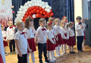 "Motylki" recytują wiersze podczas Przeglądu Artystycznego w MDK-u w Ozorkowie.