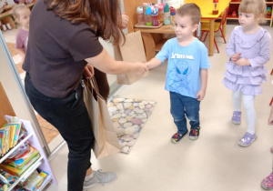 Chłopiec z naszego przedszkola otrzymuje dyplom oraz nagrodę za zdobycie II miejsca w konkursie fotograficznym "Moja jesienna wyprawa".