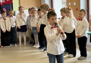 Dzieci z grupy "Pszczółek" kolejno recytują patriotyczne wierszyki.