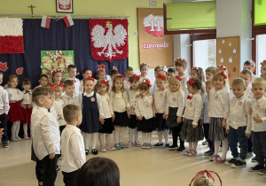 Dzieci z grupy "Żabek" podczas śpiewania piosenki patriotycznej.