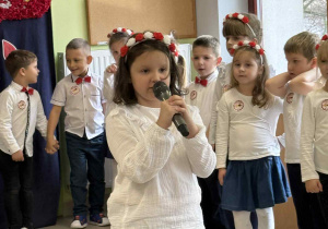 Dzieci z grupy "Pszczółek" kolejno recytują patriotyczne wierszyki.