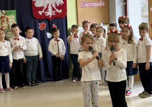 Dzieci z grupy "Pszczółek" kolejno recytują patriotyczne wierszyki.