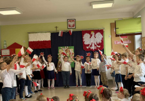 Dzieci z grupy "Pszczółek" podczas śpiewania piosenki patriotycznej.