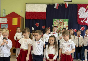 Dzieci z grupy "Motylków" kolejno recytują patriotyczne wierszyki.