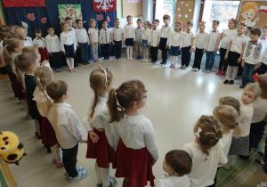 Uroczyste odśpiewanie "Mazurka Dąbrowskiego".