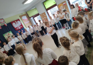 Wspólna recytacja "Katechizmu Polskiego Dziecka", autorstwa Władysława Bełzy.