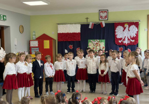 Dzieci z grupy "Motylków" podczas śpiewania piosenki patriotycznej.