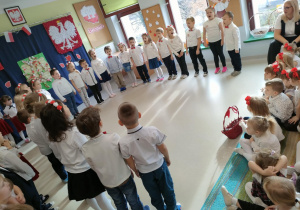 Dzieci z grupy "Pszczółek" podczas śpiewania piosenki patriotycznej - "Co to jest niepodległość?"