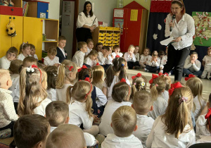 Dzieci młodsze rozwiązują zagadki patriotyczne.